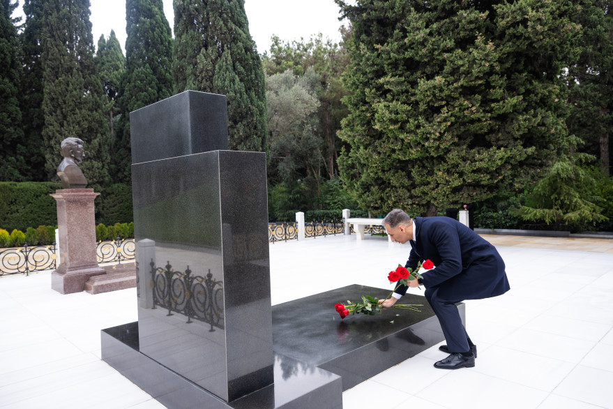 Nazirliyin kollektivi peşə bayramı münasibətilə Ulu Öndərin məzarını və Şəhidlər xiyabanını ziyarət edib