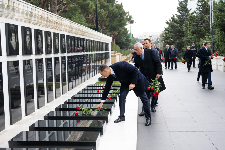 Nazirliyin kollektivi peşə bayramı münasibətilə Ulu Öndərin məzarını və Şəhidlər xiyabanını ziyarət edib