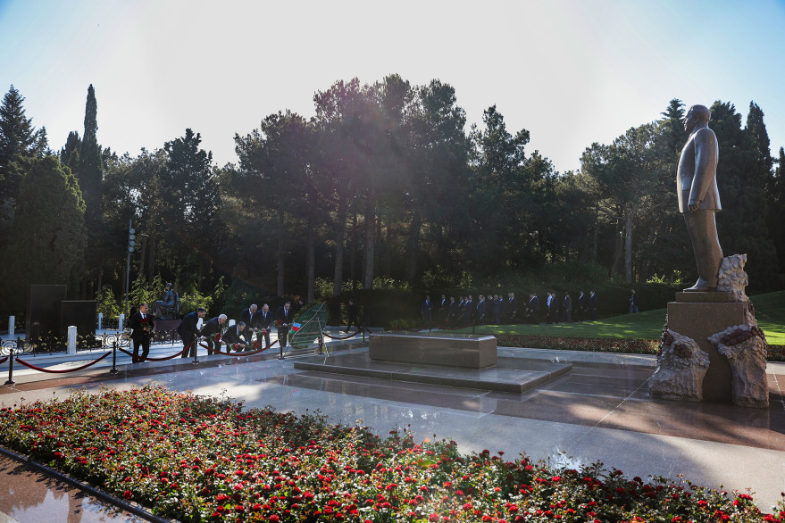 Ministry’s staff visited tomb of Great Leader Heydar Aliyev