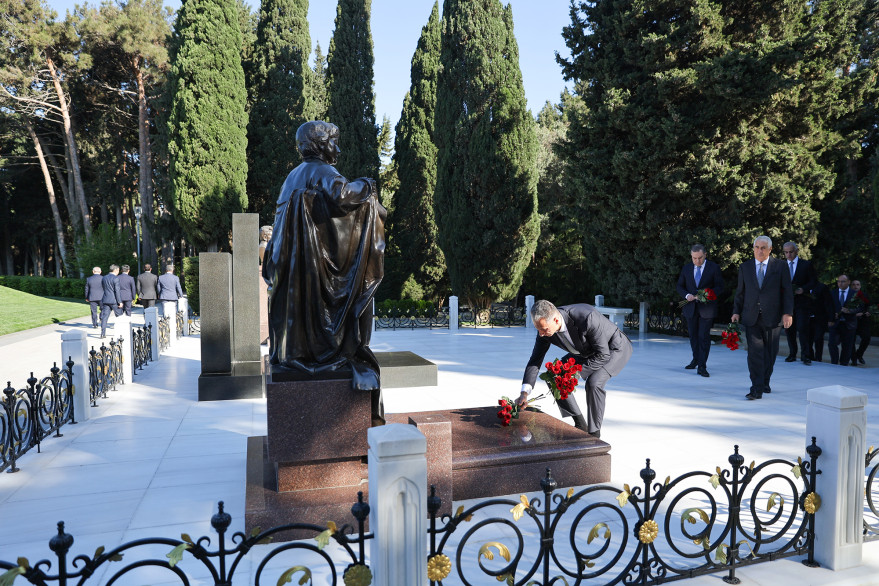 Ministry’s staff visited tomb of Great Leader Heydar Aliyev