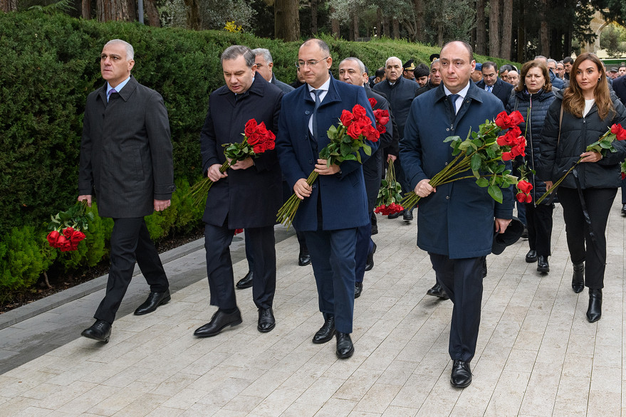 Коллектив министерства посетил могилу великого лидера Гейдара Алиева