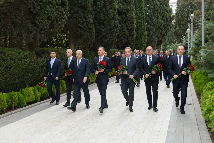 Nazirliyin kollektivi Ulu Öndər Heydər Əliyevin məzarını ziyarət edib