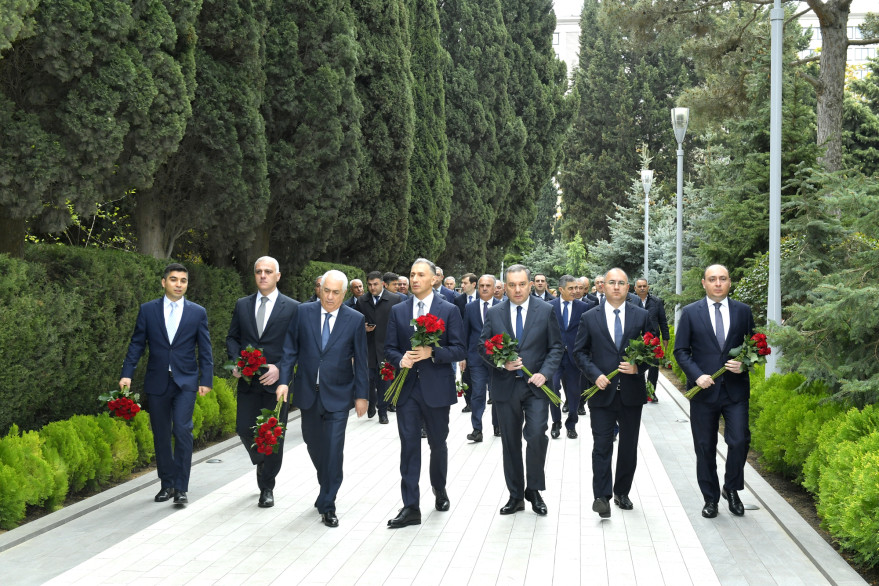 Nazirliyin kollektivi Ulu Öndər Heydər Əliyevin məzarını ziyarət edib