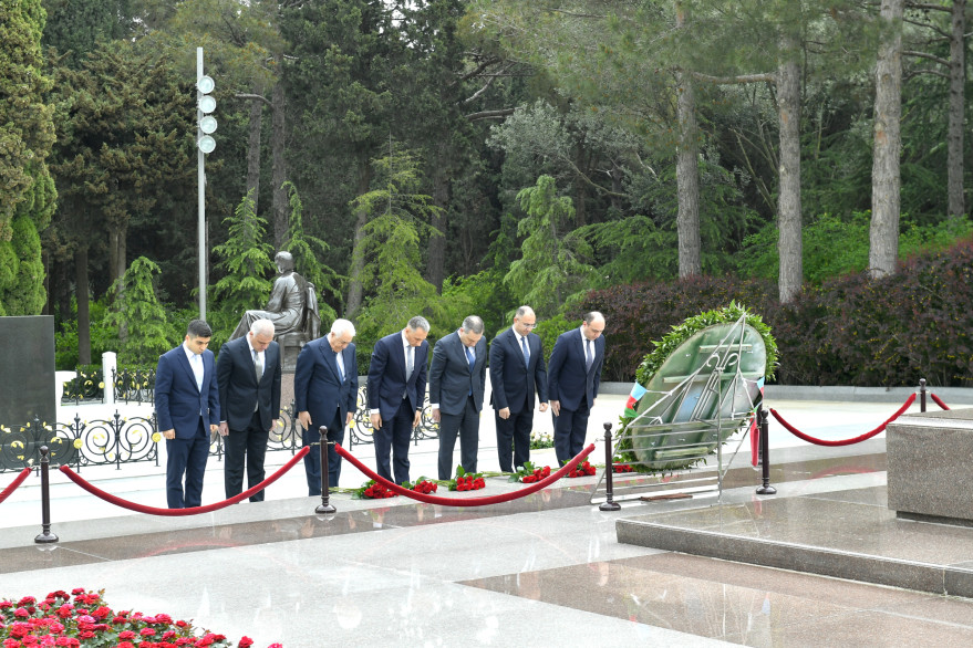 Nazirliyin kollektivi Ulu Öndər Heydər Əliyevin məzarını ziyarət edib