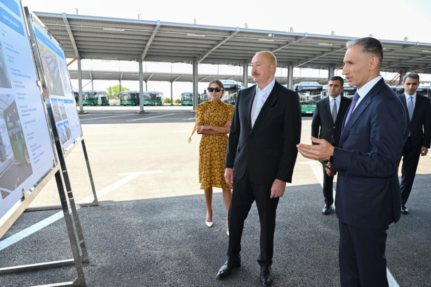 Prezident İlham Əliyev Naxçıvanda elektrik mühərrikli yeni avtobuslara baxıb, dəmir yolu infrastrukturunda aparılan yenidənqurma işləri ilə tanış olub