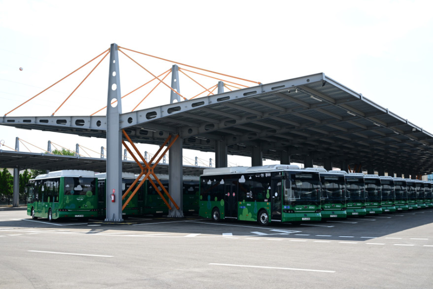 Prezident İlham Əliyev Naxçıvanda elektrik mühərrikli yeni avtobuslara baxıb, dəmir yolu infrastrukturunda aparılan yenidənqurma işləri ilə tanış olub