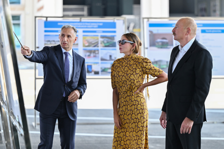 Prezident İlham Əliyev Naxçıvanda elektrik mühərrikli yeni avtobuslara baxıb, dəmir yolu infrastrukturunda aparılan yenidənqurma işləri ilə tanış olub