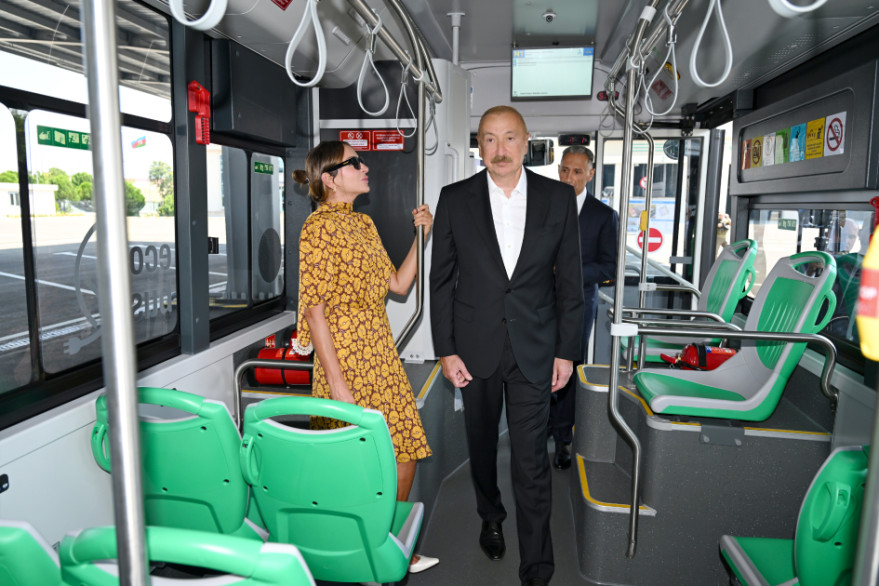 Prezident İlham Əliyev Naxçıvanda elektrik mühərrikli yeni avtobuslara baxıb, dəmir yolu infrastrukturunda aparılan yenidənqurma işləri ilə tanış olub