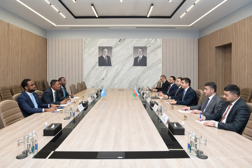 Rəqəmsal İnkişaf və Nəqliyyat Nazirliyində Somalinin informasiya, turizm və mədəniyyət naziri ilə görüş keçirilib