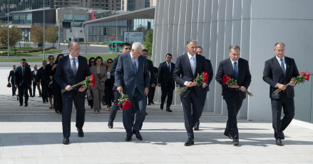 Nazirliyin kollektivi Anım Günü ilə əlaqədar Zəfər parkını ziyarət edib