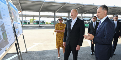 Prezident İlham Əliyev Naxçıvanda elektrik mühərrikli yeni avtobuslara baxıb, dəmir yolu infrastrukturunda aparılan yenidənqurma işləri ilə tanış olub