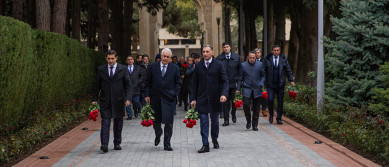 Nazirliyin kollektivi peşə bayramı münasibətilə Ulu öndər Heydər Əliyevin məzarını və Şəhidlər xiyabanını ziyarət edib