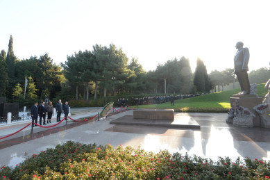 Employees of Ministry of Transport, Communications and High Technologies visit national leader Heydar Aliyev's grave in Alley of Honors and Alley of Martyrs on occasion of professional holiday