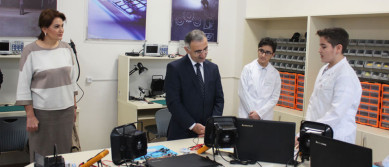 Министерство создало в 23-ей средней школе лабораторию по робототехнике