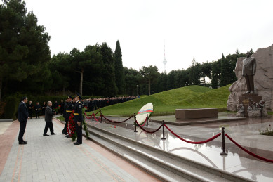 Сотрудники Министерства связи и высоких технологий по случаю профессионального праздника посетили могилу общенационального лидера Гейдара Алиева и Аллею шехидов  