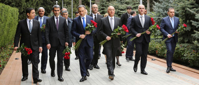 Rəqəmsal İnkişaf və Nəqliyyat Nazirliyinin rəhbərliyi və kollektivi Ulu öndər Heydər Əliyevin məzarını ziyarət edib