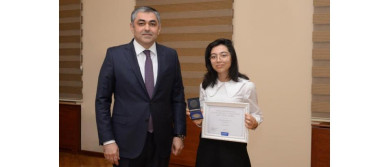 Minister hands medal to schoolgirl who took third place in international competition