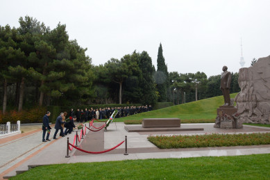 Staff of Ministry of Transport, Communications and High Technologies visited national leader Heydar Aliyev's grave and Alley of Martyrs