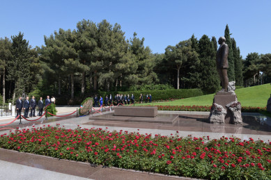 Turkish minister of transport and infrastructure visited Alley of Honors and Alley of Martyrs