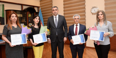 Minister awards employees of international journal