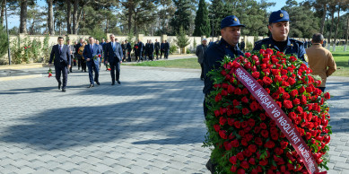 Nazirliyin kollektivi Zəfər Günü ilə əlaqədar II Fəxri xiyabanı ziyarət edib