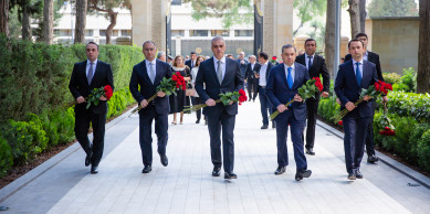 Staff of Ministry of Digital Development and Transport visit tomb of Great Leader Heydar Aliyev
