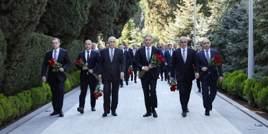 Nazirliyin kollektivi Ulu Öndər Heydər Əliyevin məzarını ziyarət edib