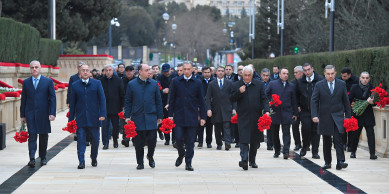 Nazirliyin kollektivi Şəhidlər xiyabanını ziyarət edib