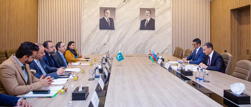 Министр Рашад Набиев встретился с федеральным министром Совета по инвестициям Пакистана и государственным министром нефти