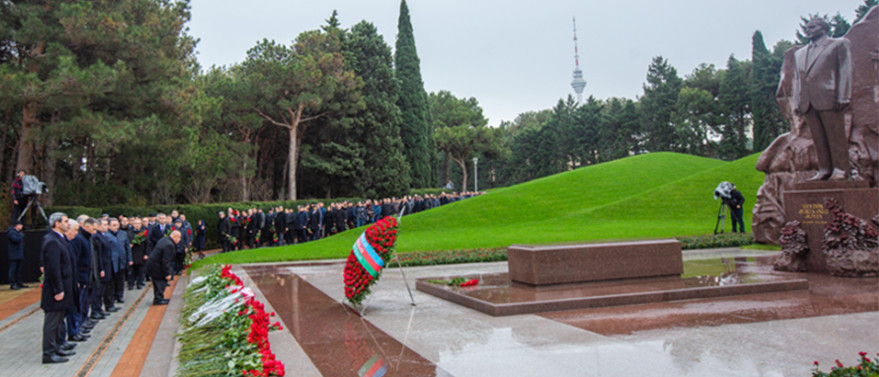 Коллектив министерства посетил могилу великого лидера Гейдара Алиева