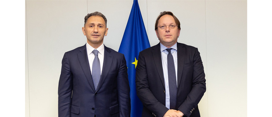 Министр Рашад Набиев встретился с комиссаром Европейского союза по вопросам расширения Оливер Вархейи