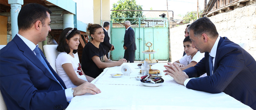 Nazir Rəşad Nəbiyev Yevlaxda şəhid ailəsini ziyarət edib