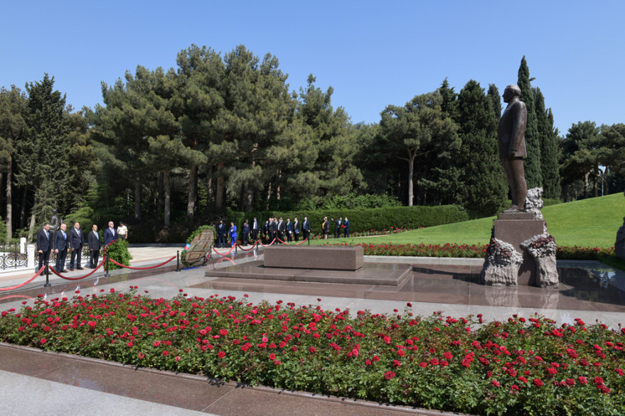 Turkish minister of transport and infrastructure visited Alley of Honors and Alley of Martyrs