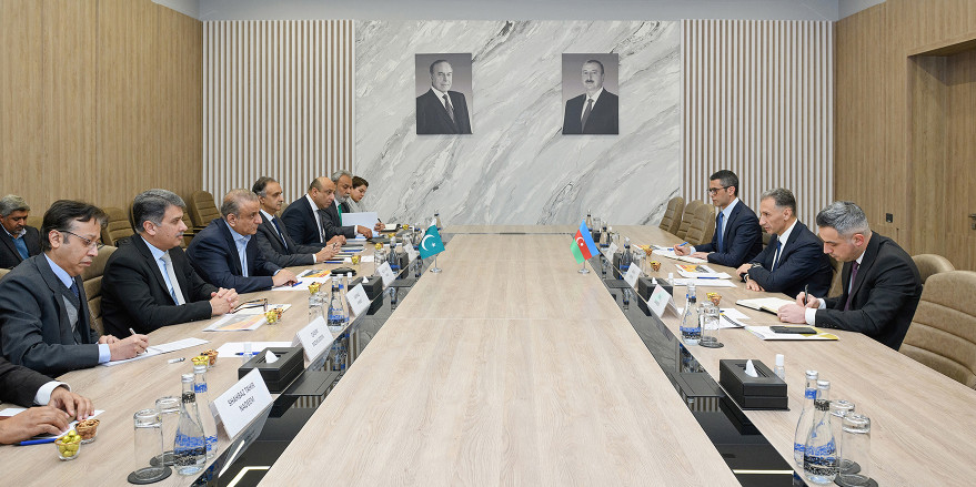 Minister Rashad Nabiyev met with Pakistan’s Federal Minister for Privatization, Board of Investment and Communications