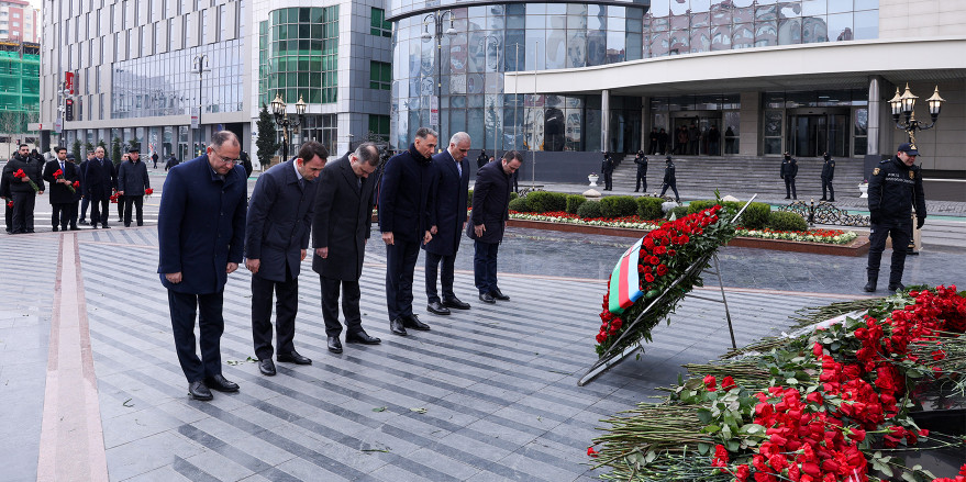 Коллектив министерства посетил памятник Ходжалинскому геноциду